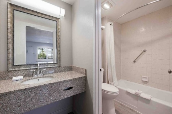 Foto van 1 tweepersoonsbed (queensize) | NSMK, bubbelbad, koelkast - BathRoom