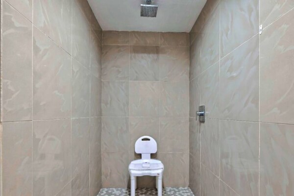 Foto van 1 tweepersoonsbed (queensize) | NSMK, bubbelbad, koelkast - BathRoom