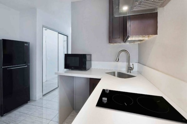 Foto van 1 tweepersoonsbed (queensize) | NSMK, bubbelbad, koelkast - Kitchen