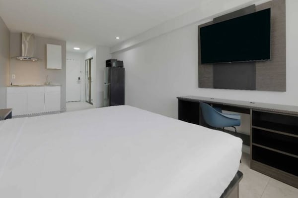 Foto van 1 tweepersoonsbed (queensize) | NSMK, bubbelbad, koelkast - BedRoom