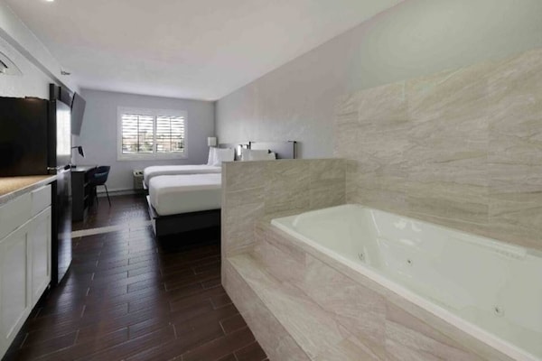Foto van 1 tweepersoonsbed (queensize) | NSMK, bubbelbad, koelkast - BedRoom