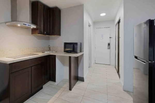 Foto van 1 tweepersoonsbed (queensize) | Suite, rookvrij, koelkast - Kitchen