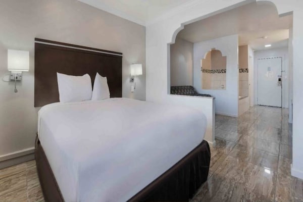 Foto van 1 tweepersoonsbed (queensize) | Suite, rookvrij, keuken - BedRoom