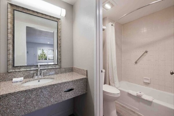Foto van 1 tweepersoonsbed (queensize) | Suite, rookvrij, keuken - BathRoom