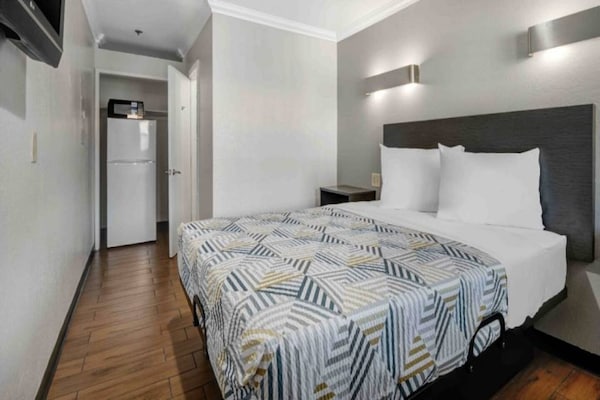 Foto van 1 kingsize bed | Mobiliteit | Badkuip | Micfridg - Vakantiehuis in Ontario - BedRoom
