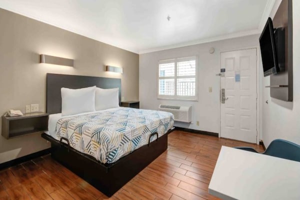 Foto van 1 kingsize bed | Mobiliteit | Badkuip | Micfridg - Vakantiehuis in Ontario - BedRoom