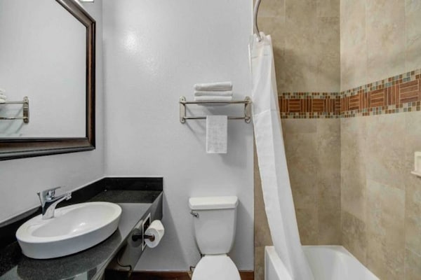 Foto van 1 kingsize bed | Mobiliteit | Badkuip | Micfridg - Vakantiehuis in Ontario - BathRoom