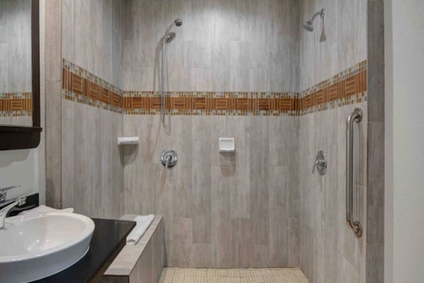 Foto van 1 kingsize bed | Mobiliteit | Badkuip | Micfridg - Vakantiehuis in Ontario - BathRoom