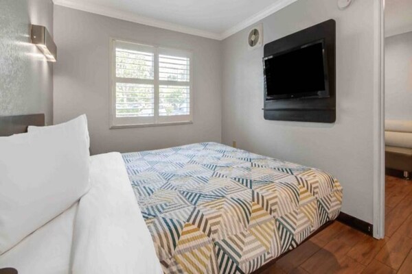 Foto van 1 kingsize bed | Mobiliteit | Badkuip | Micfridg - Vakantiehuis in Ontario - BedRoom