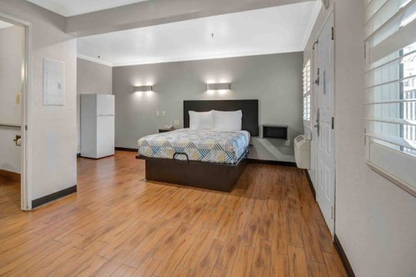 Foto van 1 kingsize bed | Rookvrij, koelkast - Vakantiehuis in Ontario - BedRoom
