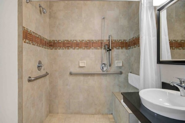 Foto van 1 kingsize bed | Rookvrij, koelkast - Vakantiehuis in Ontario - BathRoom