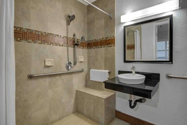 Foto van 1 kingsize bed | Rookvrij, koelkast - Vakantiehuis in Ontario - BathRoom
