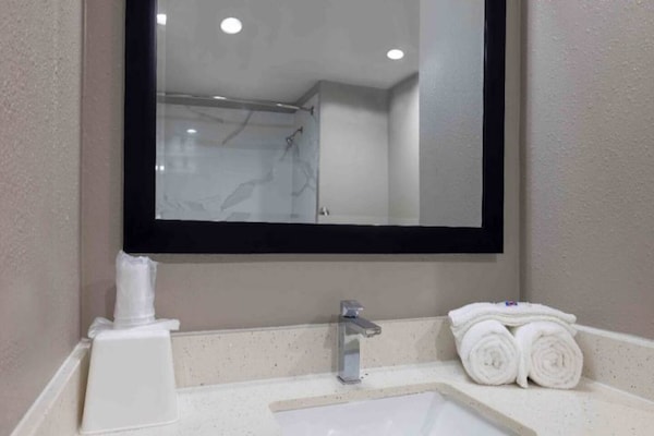 Foto van 1 kingsize bed | Rolstoeltoegankelijk bad, NSMK - Vakantiehuis in Lake-Charles - BathRoom