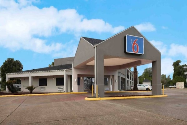 Foto van 1 kingsize bed | Rolstoeltoegankelijk bad, NSMK - Vakantiehuis in Lake-Charles - ExteriorSummer