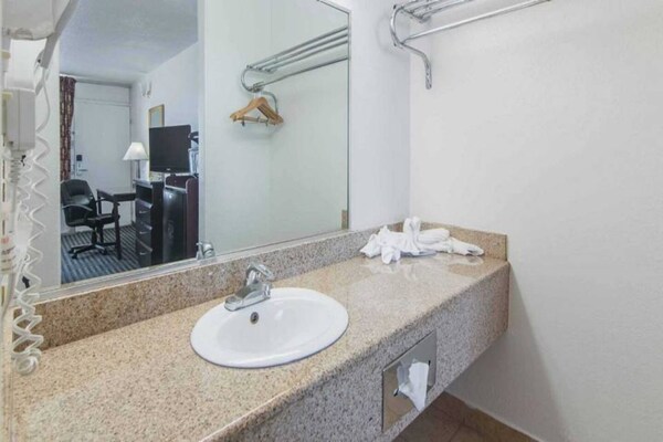 Foto van 1 tweepersoonsbed (Queensize) | Nsmk | Koelkast - Vakantiehuis in Liberal KS - BathRoom