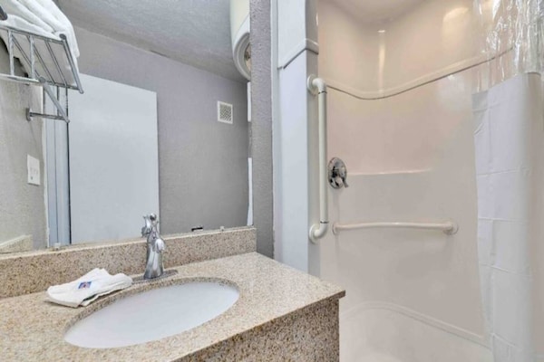Foto van 1 tweepersoonsbed (Queensize) | Motel 6 Austin, TX - BathRoom