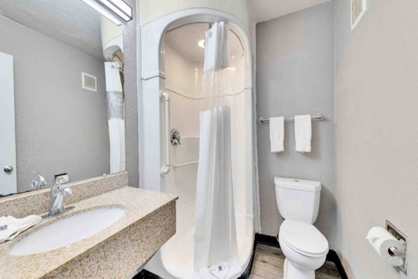 Foto van 1 tweepersoonsbed (Queensize) | Motel 6 Austin, TX - BathRoom