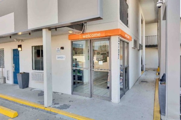 Foto van 1 tweepersoonsbed (Queensize) | Motel 6 Austin, TX - ExteriorSummer