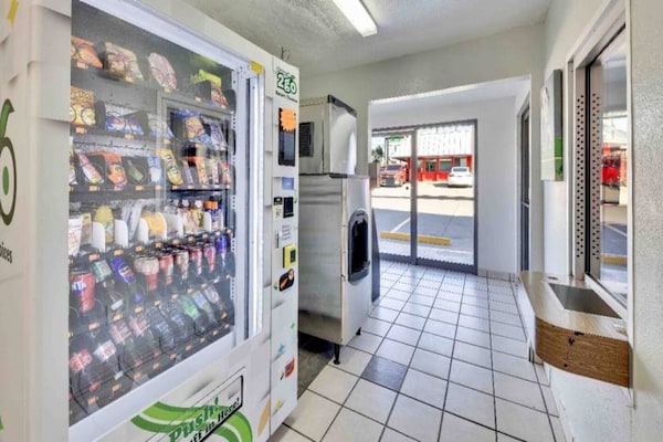 Foto van 1 tweepersoonsbed (Queensize) | Motel 6 Austin, TX - FloorPlan