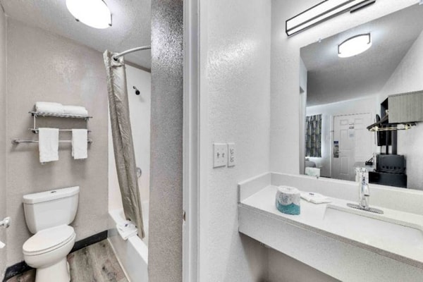 Foto van 1 tweepersoonsbed (queensize) | Minikoelkast - Vakantiehuis in Austin - BathRoom