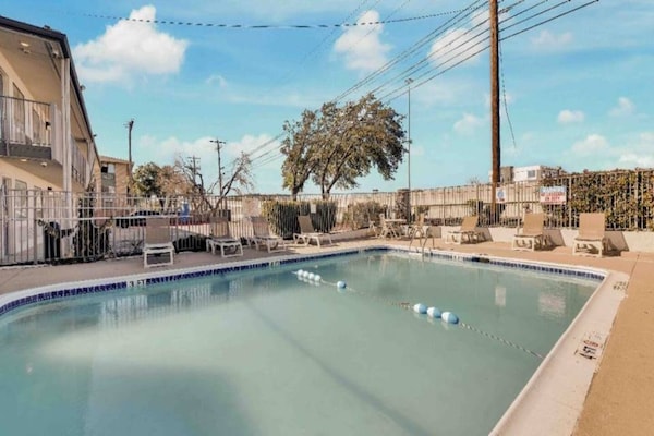 Foto van 1 tweepersoonsbed (queensize) | Minikoelkast - Vakantiehuis in Austin - Pool