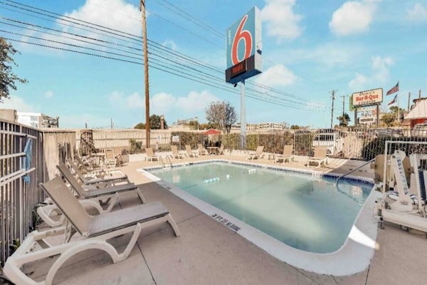 Foto van 1 tweepersoonsbed (queensize) | Minikoelkast - Vakantiehuis in Austin - Pool