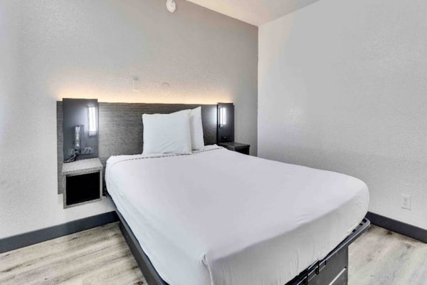Foto van 1 tweepersoonsbed (queensize) | Minikoelkast - Vakantiehuis in Austin - BedRoom
