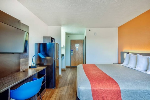 Foto van 1 queensize bed | Mob Acc RI Shwr Nsmk Minikoelkast - BedRoom
