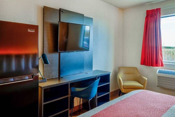 Foto van 1 queensize bed | Mob Acc RI Shwr Nsmk Minikoelkast - BedRoom