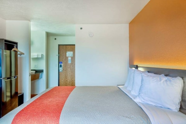 Foto van 1 queensize bed | Mob Acc RI Shwr Nsmk Minikoelkast - BedRoom
