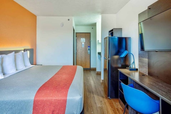Foto van 1 queensize bed | Mob Acc RI Shwr Nsmk Minikoelkast - BedRoom