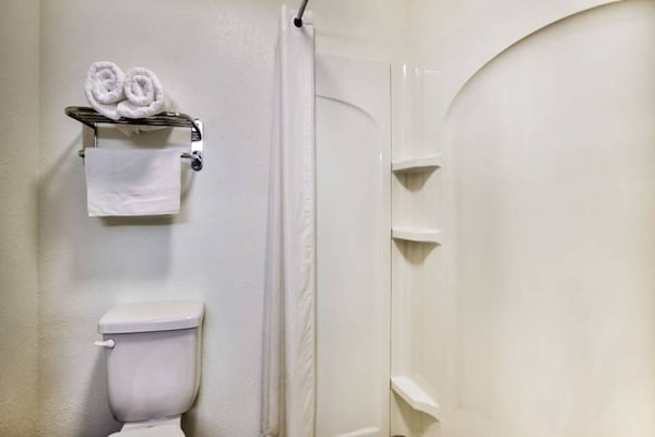 Foto van 1 queensize bed | Mob Acc RI Shwr Nsmk Minikoelkast - BathRoom