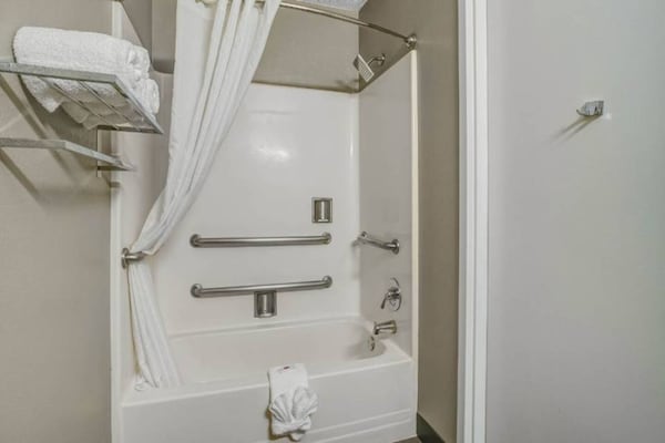 Foto van 1 queensize bed | Mob Acc RI Shwr Nsmk Minikoelkast - BathRoom