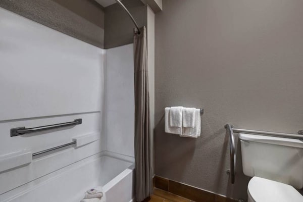 Foto van 1 kingsize bed | Rolstoeltoegankelijk - Vakantiehuis in Shepherdsville - BathRoom