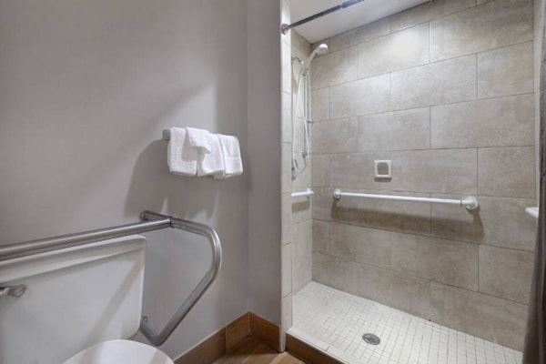 Foto van 1 kingsize bed | Roken toegestaan - Vakantiehuis in Shepherdsville - BathRoom