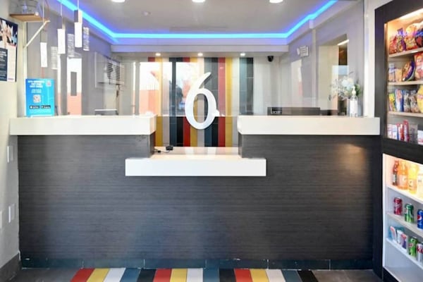 Foto van 1 kingsize bed | Roken toegestaan, koelkast aanwezig - FloorPlan