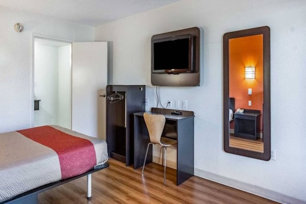 Foto van 1 tweepersoonsbed (queensize) | Roken toegestaan, koelkast (McFridge) - BedRoom