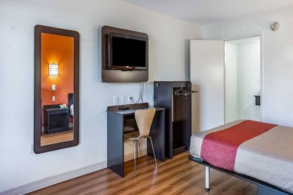 Foto van 1 tweepersoonsbed (queensize) | Roken toegestaan, koelkast (McFridge) - BedRoom