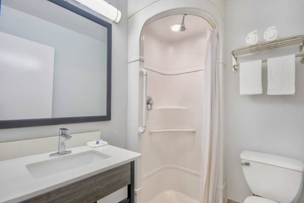 Foto van 1 tweepersoonsbed (queensize) | Rookvrij - Vakantiehuis in Russellville - BathRoom