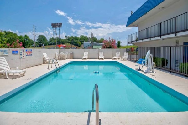 Foto van 1 tweepersoonsbed (queensize) | Rookvrij - Vakantiehuis in Russellville - Pool