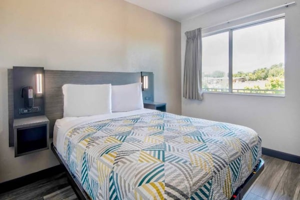 Foto van 1 tweepersoonsbed (queensize) | Rookvrij - Vakantiehuis in Russellville - Facilities