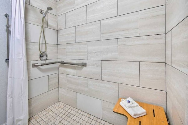 Foto van 1 tweepersoonsbed (queensize) | Rookvrij - Vakantiehuis in Russellville - BathRoom