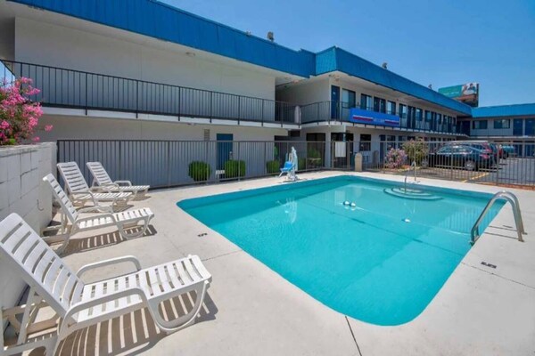 Foto van 1 tweepersoonsbed (queensize) | Roken mogelijk - Vakantiehuis in Russellville - Pool