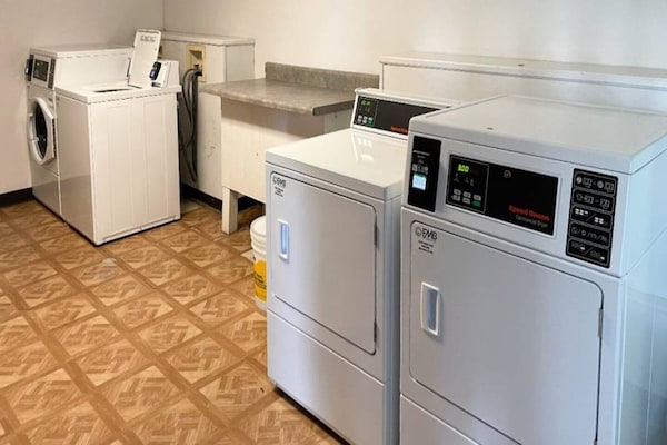 Foto van 1 kingsize bed | Roken toegestaan | Opelika, Alabama - Facilities
