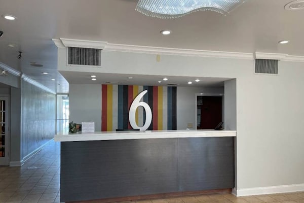 Foto van 1 kingsize bed | Roken toegestaan | Opelika, Alabama - FloorPlan