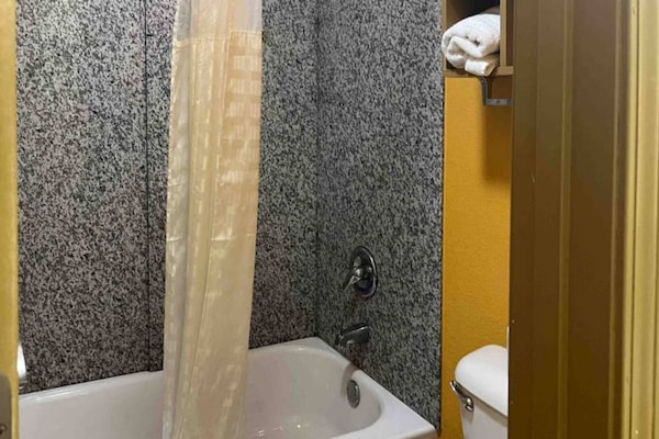 Foto van 1 kingsize bed | Rookvrij, magnetron - Vakantiehuis in Morrilton - BathRoom