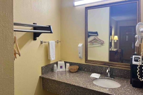 Foto van 1 tweepersoonsbed (queensize) | Niet-roken, koelkast (Micfridge) - BathRoom