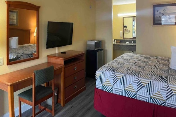 Foto van 1 tweepersoonsbed (queensize) | Niet-roken, koelkast (Micfridge) - BedRoom