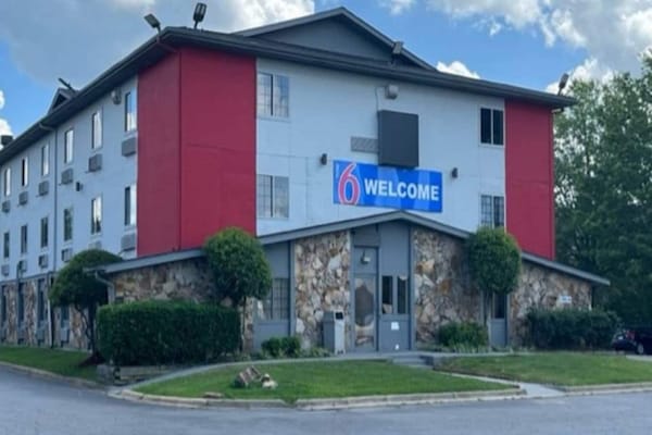 Foto van 1 kingsize bed | Rookvrij, koelkast - Vakantiehuis in Little Rock AR - ExteriorSummer