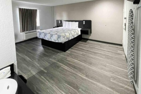 Foto van 1 kingsize bed | Rookvrij, koelkast - Vakantiehuis in Little Rock AR - BedRoom